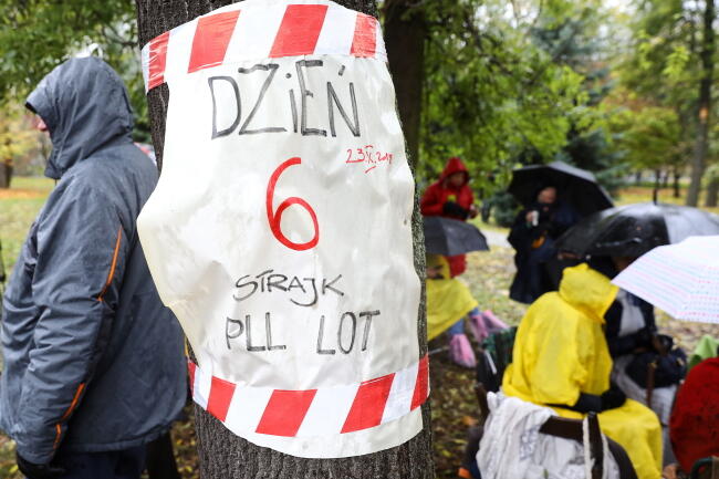 Trwa szósty dzień strajku w PLL LOT w Warszawie / autor: fot. PAP / Rafał Guz