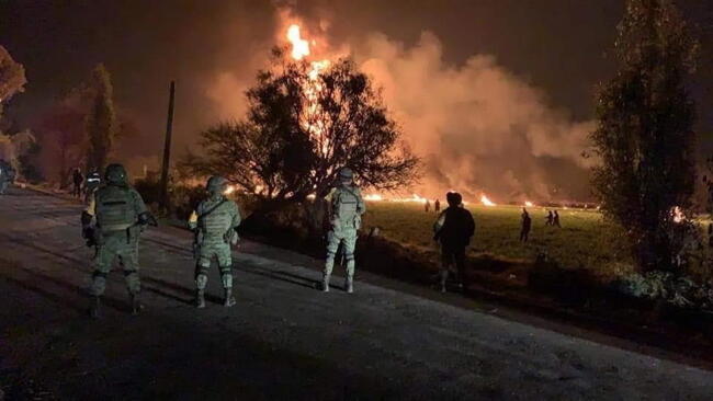 Tlahuelilpan: żołnierze strzegą miejsca pożaru rurociągu Pemex / autor: PAP/EPA/OASA