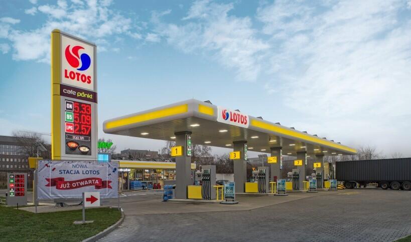 Nowoczesna stacja paliwowa sieci Lotos przy ul. Łopuszańskiej w Warszawie / autor: Lotos