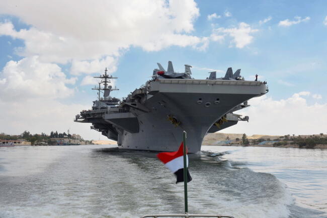 Lotniskowiec USS Abraham Loincoln na kanale Sueskim w trakcie przejścia na wody Morza Arabskiego / autor: PAP/EPA/Suez Canal Authority