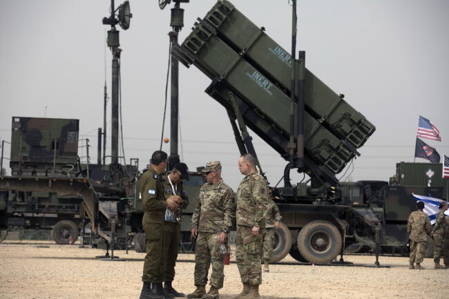 Amerykańscy i izraelscy żołnierze w bazie US Army w Hatzor przy wyrzutni pocisków Patriot / autor: PAP/EPA/ATEF SAFADI