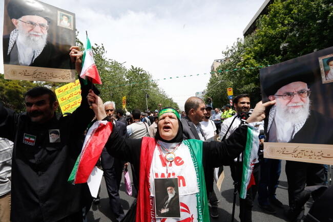 Demonstranci w Teheranie na marszu poparcia dla decyzji rządu Iranu o wznownieniu programu atomowego