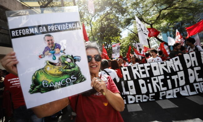 Pochód w Belo Horizonte, jednym z 300 miast Brazylii, gdzie odbyły się protesty / autor: PAP/EPA/JUAN IGNACIO RONCORONI