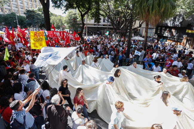 Manifestanci na ulicach Belo Horizonte / autor: PAP/EPA/JUAN IGNACIO RONCORONI