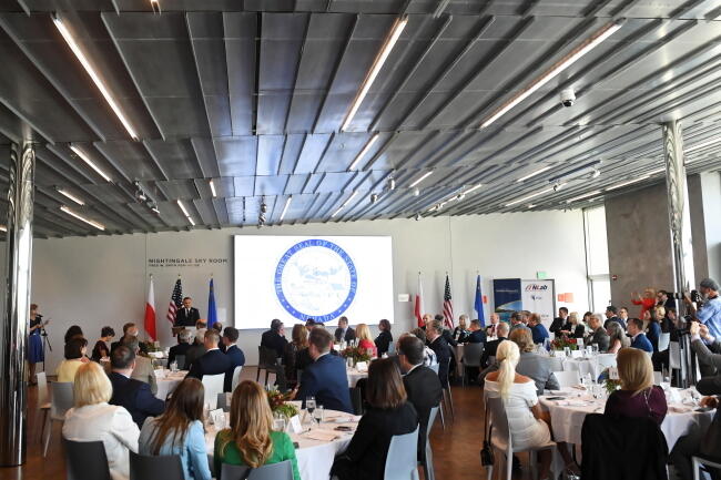 Prezydent RP Andrzej Duda (L-w tle) podczas otwarcia Polskiego Tygodnia Biznesu i Innowacji w Reno / autor: PAP/Radek Pietruszka