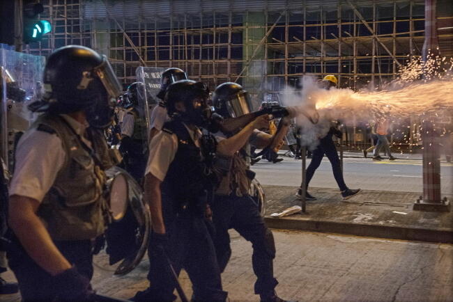 Siły policyjne tłumią protest, Hongkong 14 sierpnia / autor: PAP/EPA/Miguel Candela