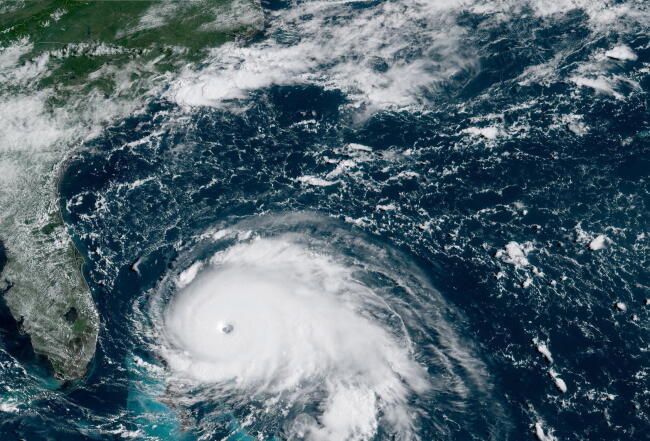 Aktualne zdjęcie satelitarne huraganu Dorian, po lewej półwysep Floryda / autor: PAP/EPA/NOAA