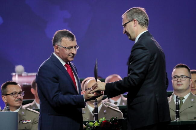 Prezes PKO Banku Polskiego Zbigniew Jagiełło odbiera nagrodę / autor: PAP/Grzegorz Momot