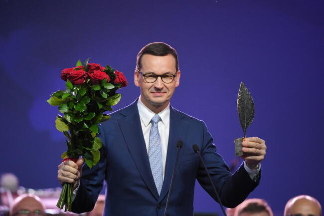 Premier ze statuetką nagrody Człowieka Roku XXIX Forum Ekonomicznego / autor: PAP/Darek Delmanowicz