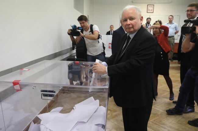 Prezes Prawa i Sprawiedliwości Jarosław Kaczyński podczas głosowania w wyborach do parlamentu / autor: PAP/Tomasz Gzell
