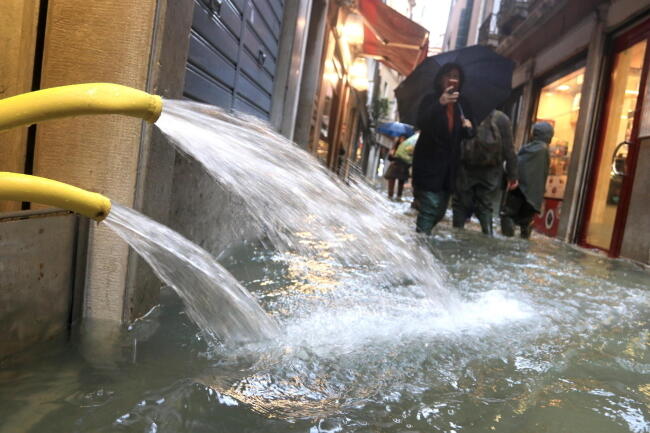 w całym mieście tam, gdzie woda opada lub już została wypompowana, trwa wielkie sprzątanie / autor: PAP/EPA/Emiliano Crespi