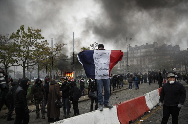 W Paryżu zorganizowano trzy manifestacje w różnych częściach miasta mimo formalnego zakazu prefekta policji / autor: PAP/EPA/Yoan Valat