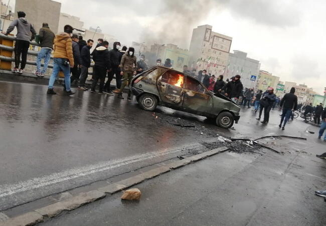 Podpalone auta na ulicach Teheranu / autor: PAP/EPA/Stringer