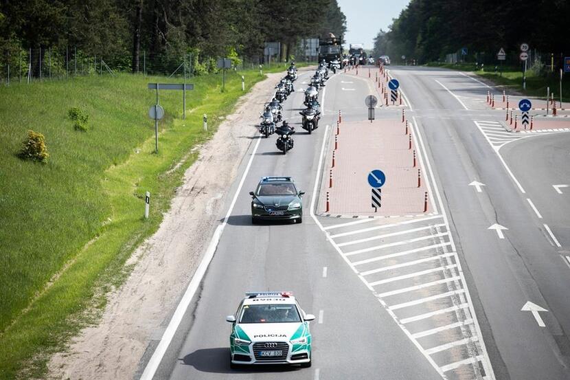 Do granicy z Polską pomnik eskortowali litewscy motocykliści / autor: litewska żandarmeria wojskowa, facebook.com/KaroPolicija