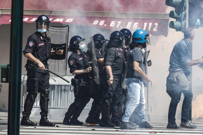 Neofaszyści starli się w Rzymie z policją / autor: PAP/EPA/ANGELO CARCONI