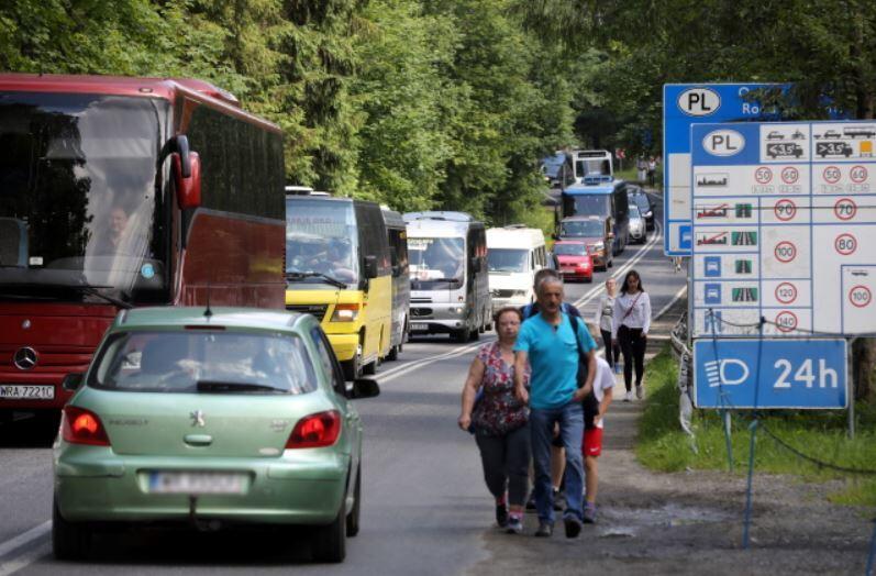 Samochody stoją w korku na Łysej Polanie, 22 bm. Sezon urlopowy w pełni / autor: PAP/Grzegorz Momot