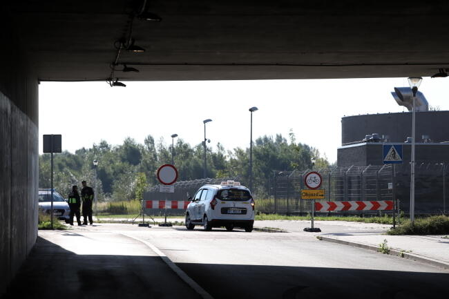 Straż miejska blokuje dojazd do miejsca budowy / autor: PAP/ Tomasz Gzell