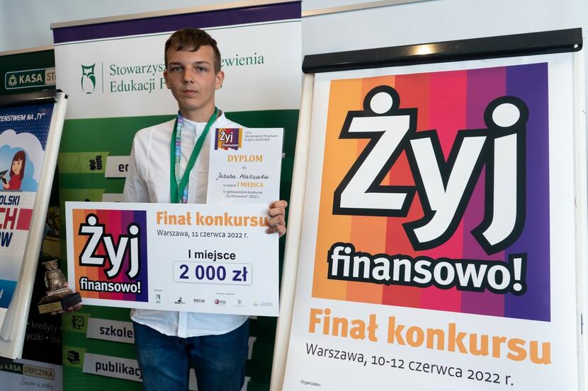 Jakub Walczak, zwycięzca konkursu 'Żyj finansowo'. / autor: Fratria/Mateusz Maksiak