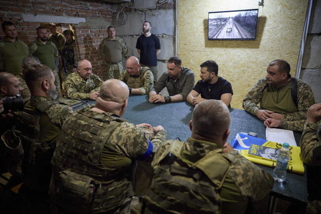 Prezydent Zełenski wraz z dowódcą ukraińskich sił lądowych generałem Ołeksandrem Syrskim rozmawiał z dowódcami i żołnierzami / autor: PAP/EPA/PRESIDENTIAL PRESS SERVICE