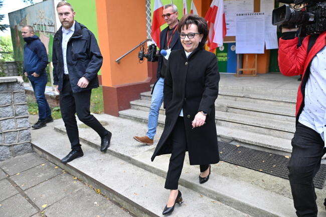 Marszałek Sejmu Elżbieta Witek (C) oddała głos w lokalu wyborczym w Jaworze / autor: PAP/Maciej Kulczyński