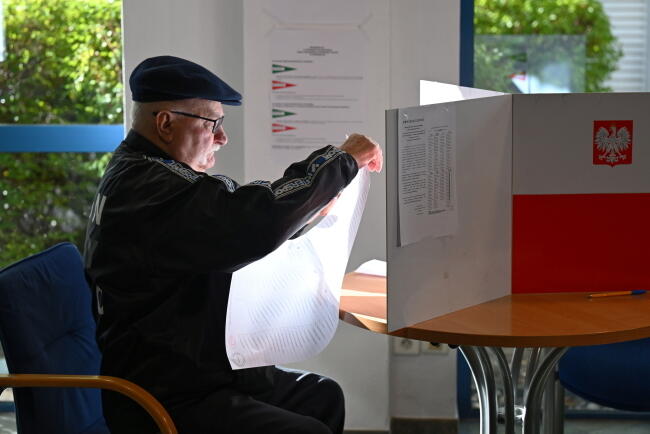 Były prezydent Lech Wałęsa oddał głos w lokalu wyborczym na Uniwersytecie Gdańskim / autor: PAP/Adam Warżawa