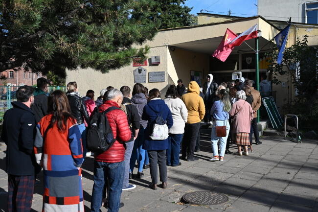 Kolejka osób oczekujących na oddanie głosu przed siedzibą Obwodowych Komisji Wyborczych nr 102 i 103 w Gdańsku / autor: PAP/Adam Warżawa