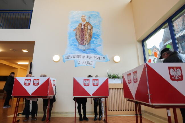 Wybory parlamentarne 2023. Górale głosują w lokalu wyborczym w Zębie w gminie Poronin / autor: PAP/Grzegorz Momot