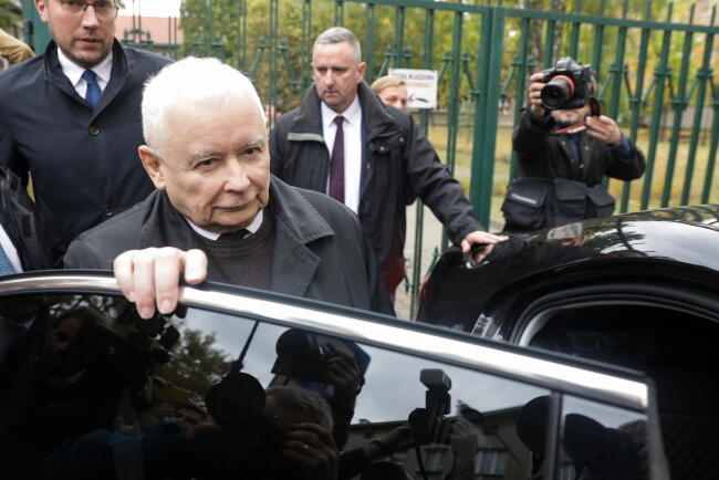 Wicepremier, prezes PiS Jarosław Kaczyński (C) wsiada do samochodu po oddaniu głosu w lokalu wyborczym w Warszawie / autor: PAP/Tomasz Gzell