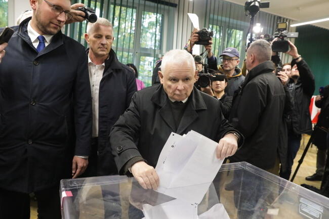 Wicepremier, prezes PiS Jarosław Kaczyński (C) oddał głos w lokalu wyborczym w Warszawie / autor: PAP/Tomasz Gzell