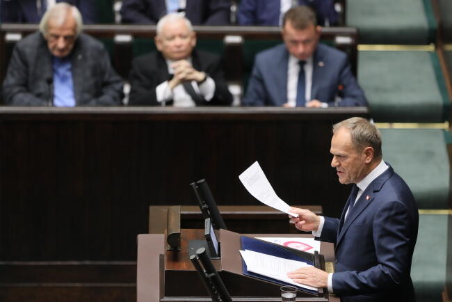 Premier Donald Tusk przemawia na sali obrad Sejmu w Warszawie, przedstawia program działania oraz skład gabinetu / autor: PAP/ Paweł Supernak