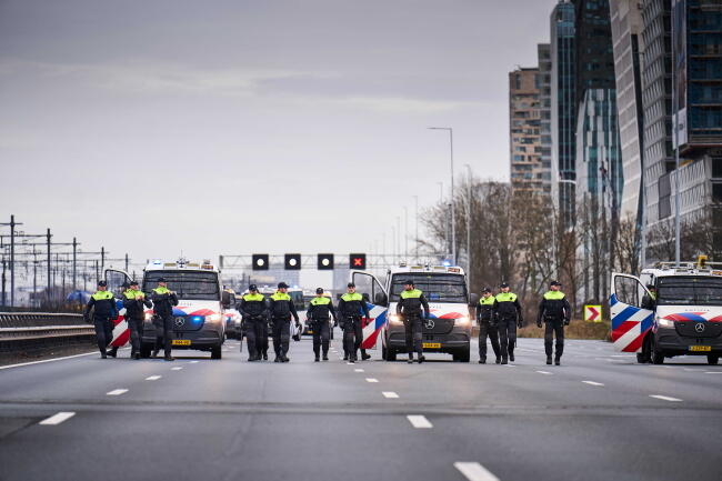 Policja likwiduje blokadę ekologów na autostradzie w Amsterdamie / autor: PAP/EPA/Phil Nijhuis