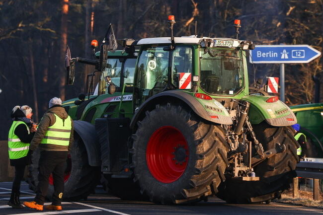 Rolnicza blokada wjazdu na autostradę A12 w Brandenburgii / autor: PAP/EPA/FILIP SINGER