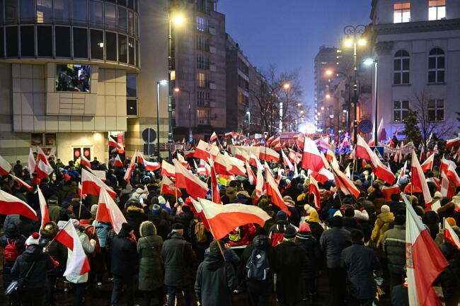Plac przed Sejmem wypełniony uczestnikami demonstracji / autor: PAP/Radek Pietruszka