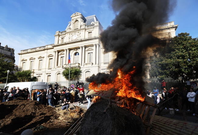 Protestujący rolnicy palą drewniane palety przed siedzibą lokalnych władz w Montpellier / autor: PAP/EPA/GUILLAUME HORCAJUELO