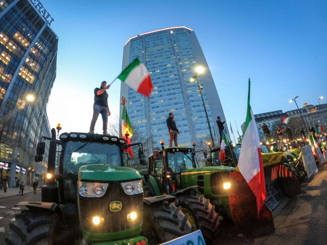 Włoscy farmerzy blokują ulice w Mediolanie / autor: PAP/EPA/MATTEO CORNER