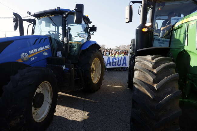 Rolnicza blokada drogi koło Sewilli w Hiszpanii / autor: PAP/EPA/JOSE MANUEL VIDAL