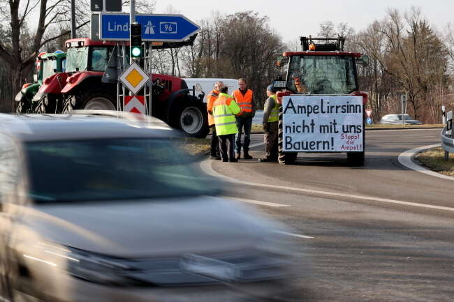 Blokada wjazdu na autostradę w Bawarii w Niemczech / autor: PAP/EPA/ANNA SZILAGYI