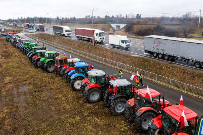 Protest rolników na drodze krajowej nr 28 przed polsko-ukraińskim przejściem granicznym w Medyce / autor: PAP / Darek Delmanowicz