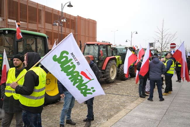 Protest rolników przed Urzędem Wojewódzkim w Gdańsku / autor: PAP/Adam Warżawa