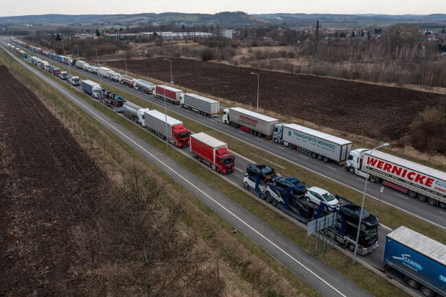 Według resortu po polskiej stronie granicy w kolejkach stoi około 3 tys. ciężarówek / autor: PAP/Darek Delmanowicz