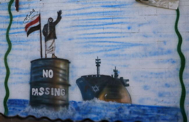 Mural w Sanie, w stolicy Jemenu. Jemeński bojownik zatrzymuje statek handlowy / autor: PAP/EPA/YAHYA ARHAB