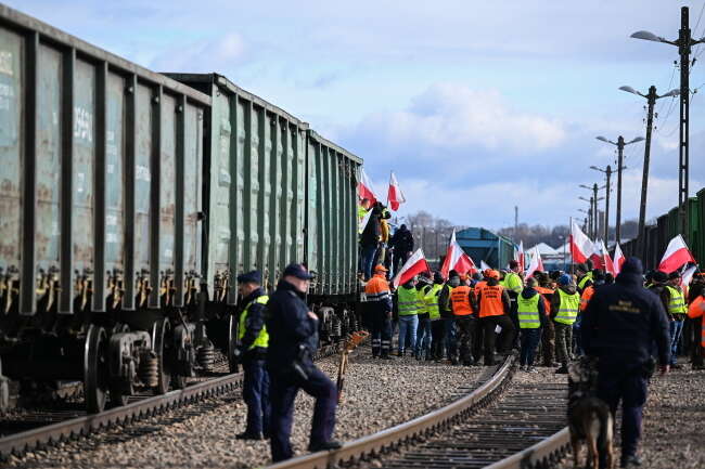 Protestujący rolnicy na bocznicy kolejowej w Medyce / autor: PAP/Darek Delmanowicz