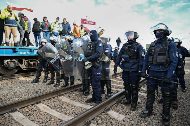 Policja blokuje demonstrantów w Medyce / autor: PAP/Darek Delmanowicz