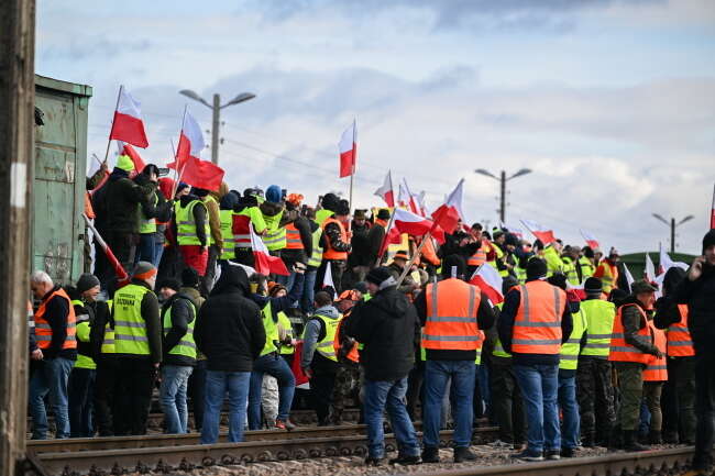 Protest rolników na torach kolejowych przy przejściu granicznym z Ukrainą w Medyce / autor: PAP/Darek Delmanowicz