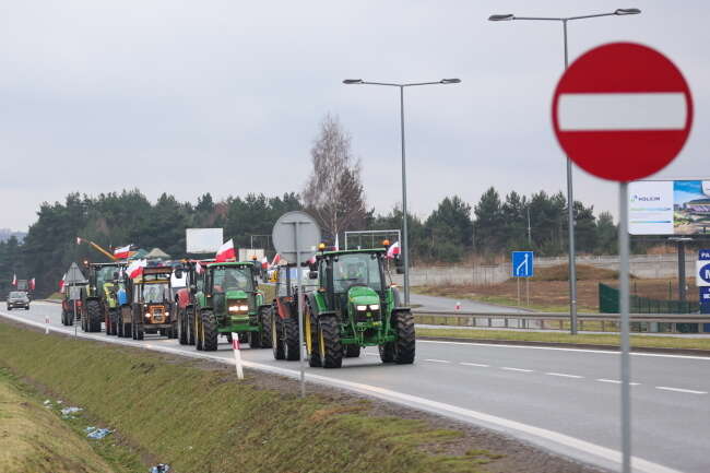 Protest rolników na drodze dojazdowej do lotniska w Pyrzowicach, Śląsk, piątek 23 lutego / autor: PAP/Michał Meissner