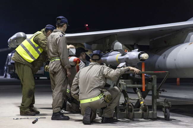 Montaż bomb i rakiet do zrzucenie w Jemenie pod skrzydłami myśliwca RAF / autor: PAP/EPA/AS1 TOMAS BARNARD / ROYAL AIR FORCE