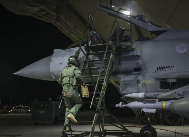 Pilot zajmuje miejsce w kabinie myśliwca Typhoon / autor: PAP/EPA/AS1 TOMAS BARNARD / ROYAL AIR FORCE