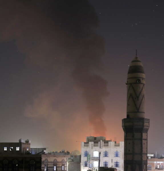 Łuna pożaru po zachodnim ataku na pozycje Huti w pobliżu Sany, stolicy Jemenu / autor: PAP/EPA/YAHYA ARHAB