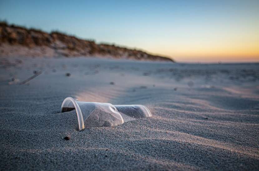 Nanoplastik powstaje na skutek długotrwałej erozji plastikowych śmieci i odpadów w słonej wodzie / autor: Pixabay