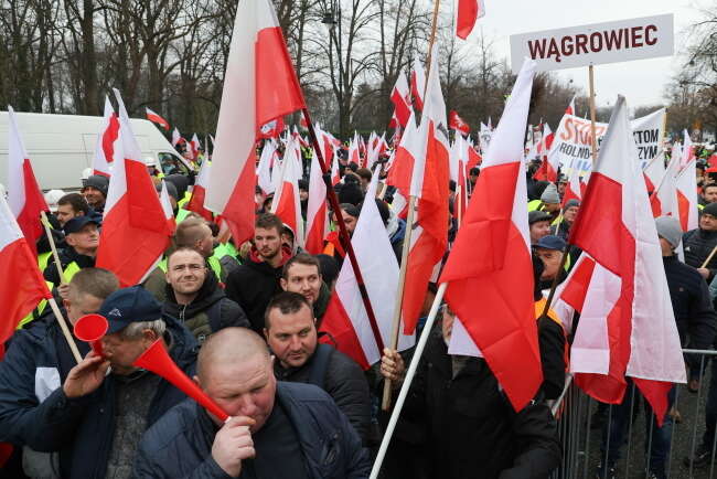 Protestujący w marszu w alejach Ujazdowskich / autor: PAP/Paweł Supernak